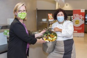 Ministerin Leonore Gewessler mit "UP"-Küchenleiterin Susanne Franke