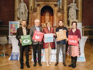 TeilnehmerInnen des SDG-Forums mit Bundesministerin Maria Patek