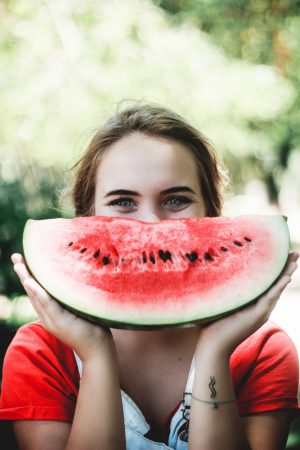 Lachende Frau mit Melone