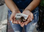 Person hält Geld in der Hand