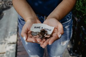 Person hält Geld in der Hand