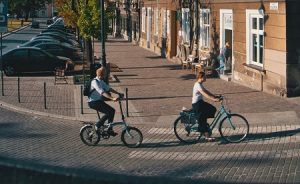 Zwei Personen fahren mit dem Rad durch Krakau