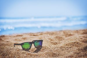 Sonnenbrille am Sandstrand